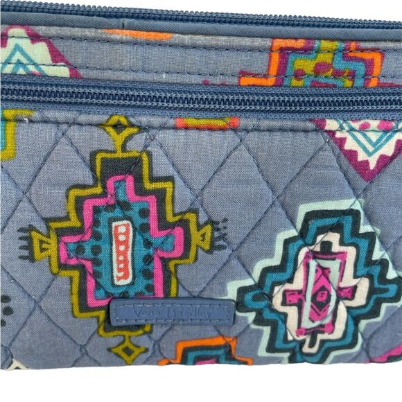 Vera Bradley Wristlet in Painted Medallions pattern Preowned Great condition - Picture 4 of 4